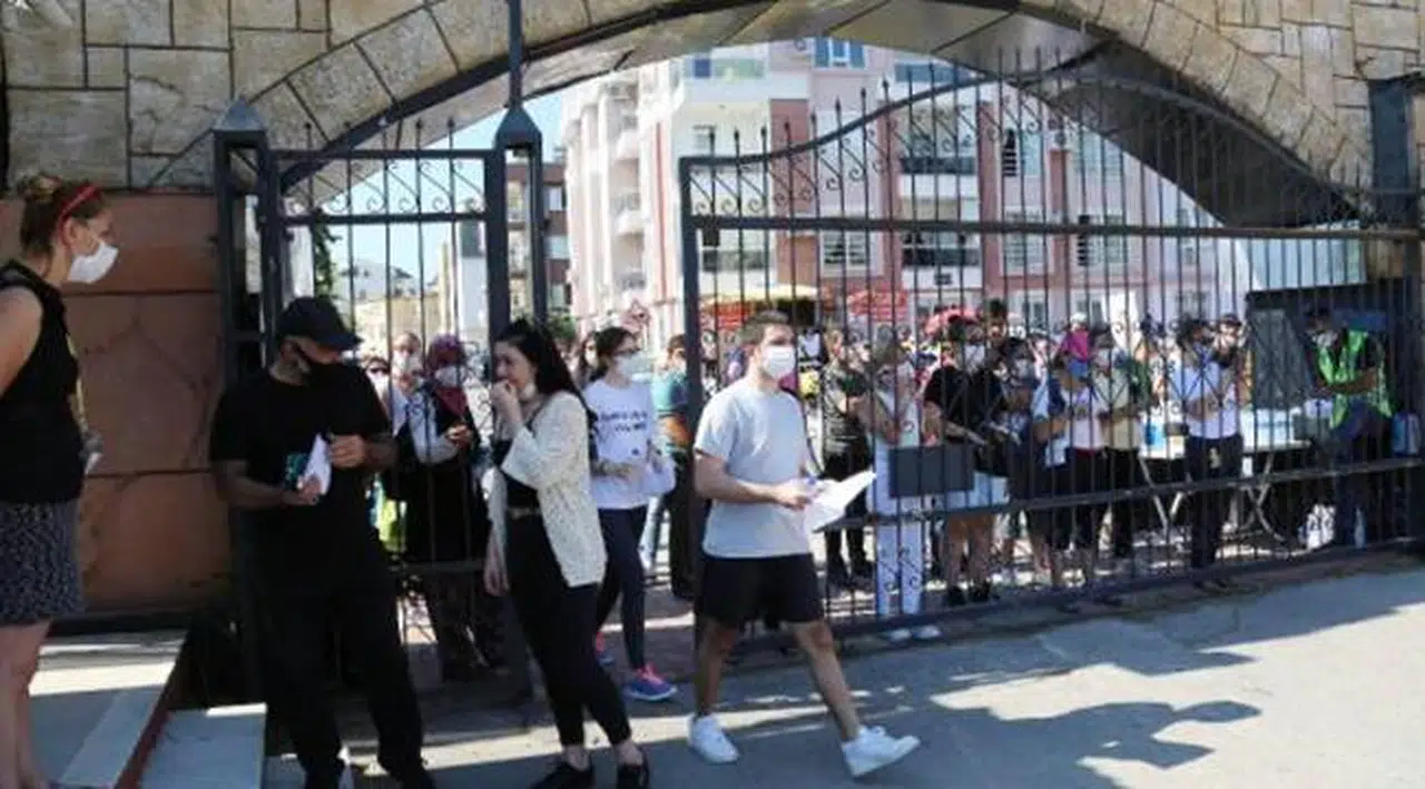 Yaklaşık 2.5 milyon üniversite adayının girdiği YKS maratonun ilk oturumu TYT sona erdi