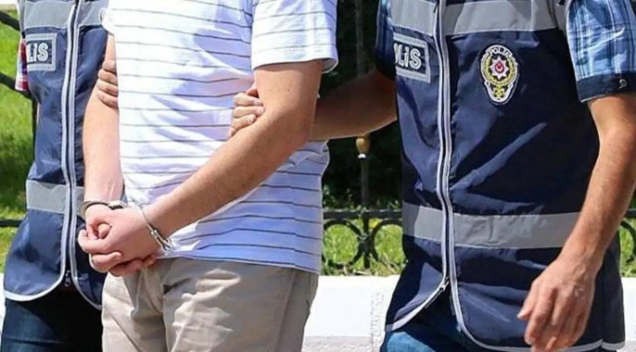 13 yaşındaki kız çocuğuna cinsel saldırıda bulunduğu iddia edilen uzman çavuş 'silahla tehdit' suçundan tutuklandı