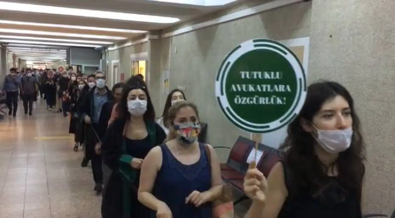 Ankara Barosu avukatlarından 'savunma zinciri': Biat etmeyeceğiz!