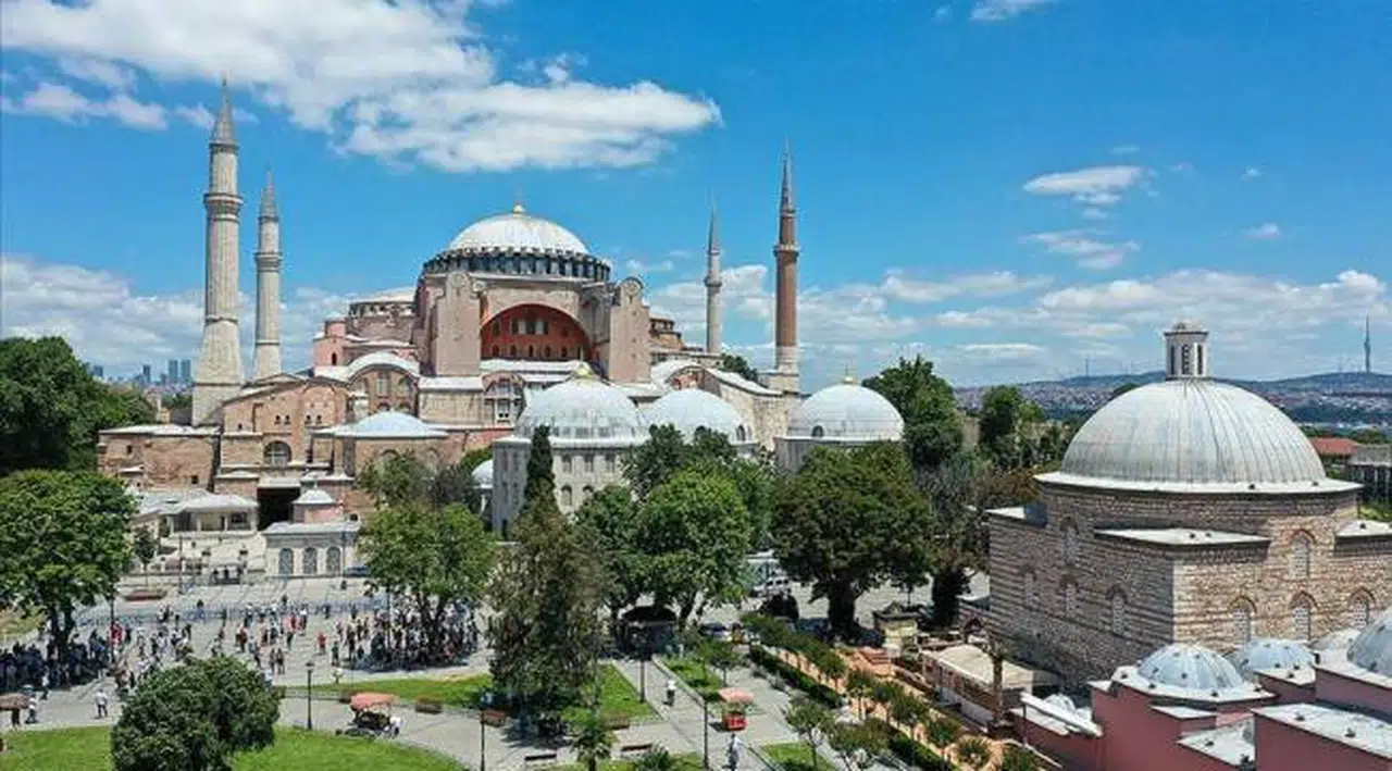 Diyanet: Ayasofya Camisi'nde bulunan resimler kılınacak namazların sıhhatine engel değil