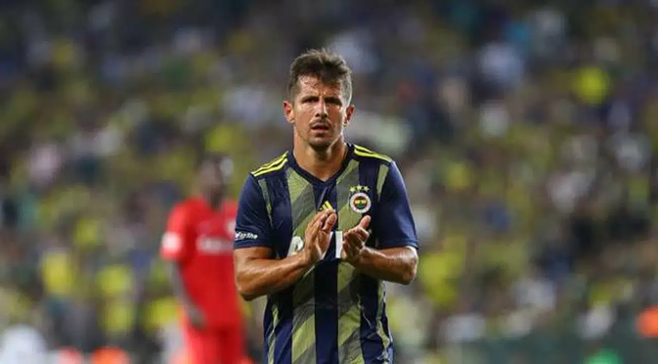 Emre Belözoğlu: Fenerbahçe bayrağını arkadaşlarımla beraber yere koymadık
