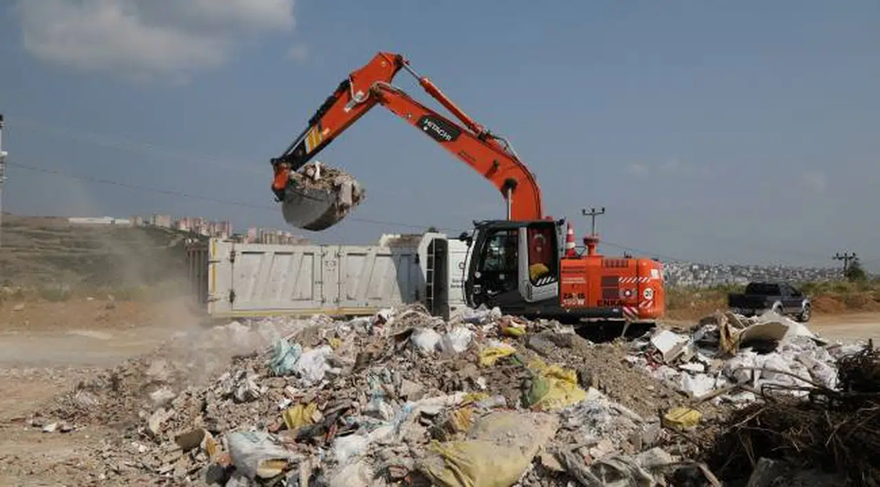 Gaziemir Belediyesi iki günde 40 kamyon moloz topladı