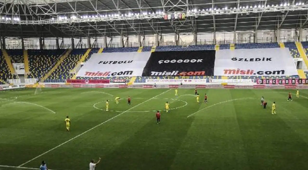 Gençlerbirliği - Fenerbahçe maçı oynanırken fıskiyeler bir anda çalıştı
