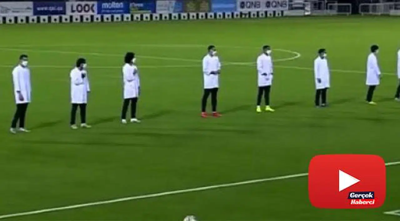 Katarlı takım, sağlık çalışanları elbisesiyle sahaya girdi