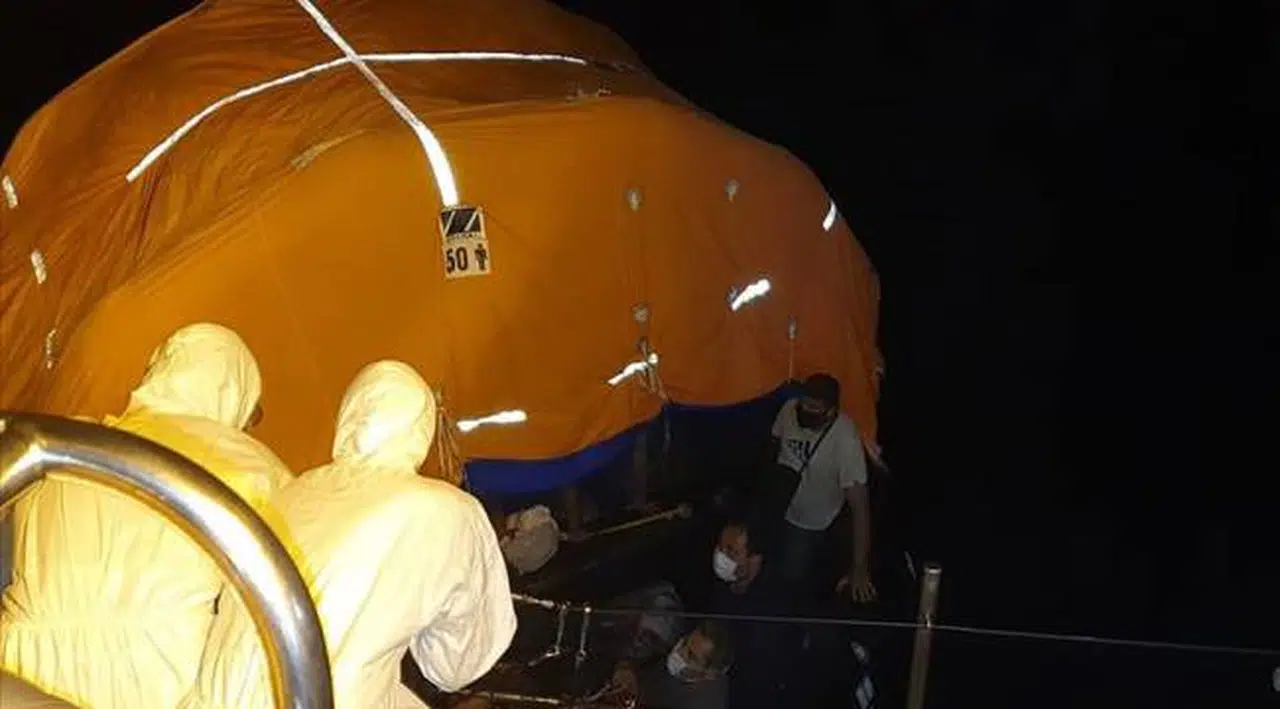 Muğla'da Türk kara sularına itilen 37 sığınmacı kurtarıldı
