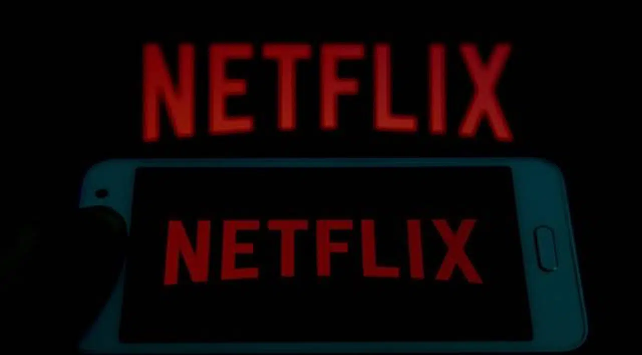 Netflix'in 'Şimdiki Aklım Olsaydı' dizisi eşcinsel karakter nedeniyle iptal edildi