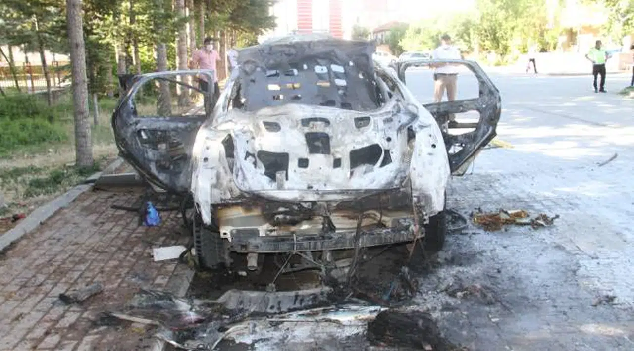 Otomobildeki piknik tüpü bomba gibi patladı