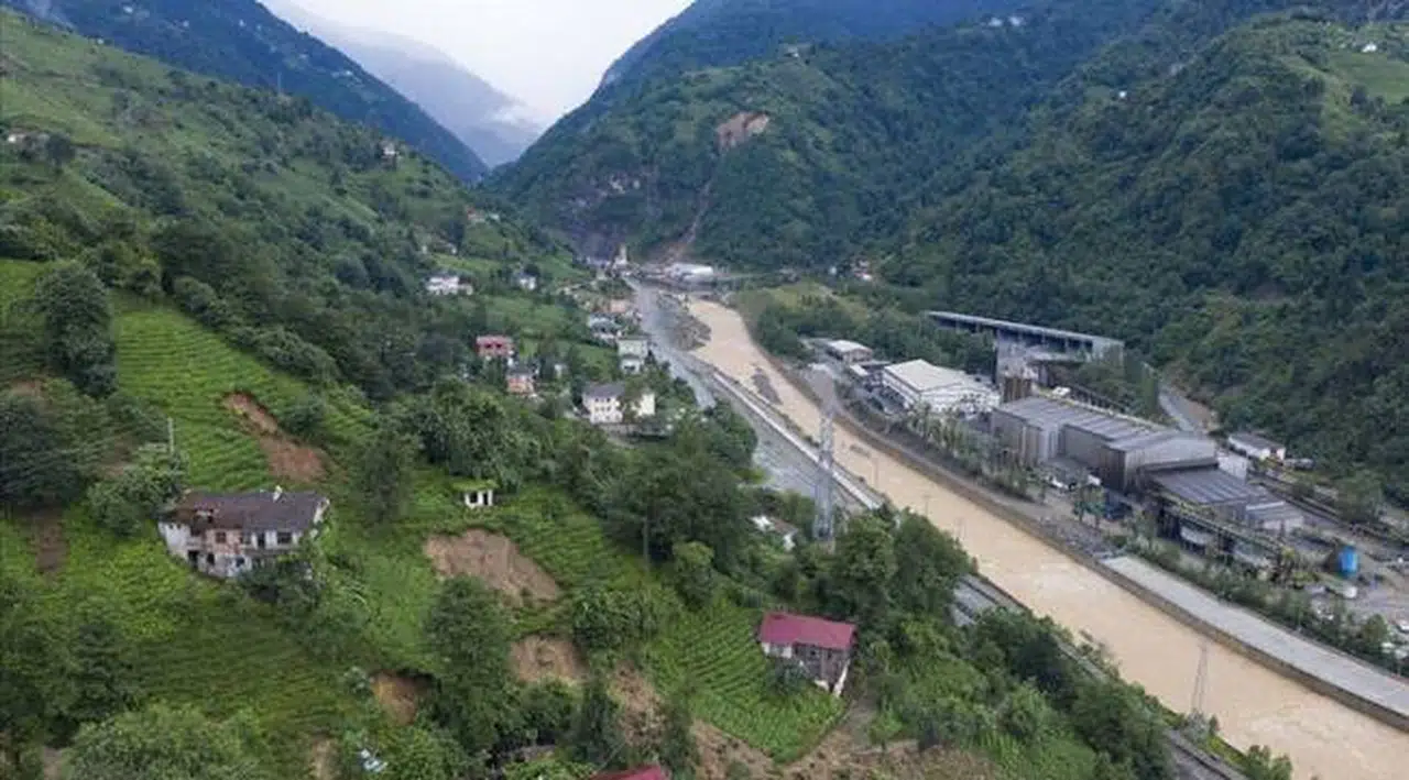 Rize'de Ağaran Şelalesi bölgesinde otellerde mahsur kalan 41 kişi tahliye edildi