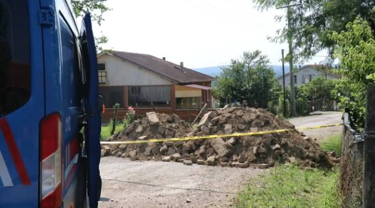Sakarya'da 27 hanelik sokağı moloz dökerek karantinaya aldılar