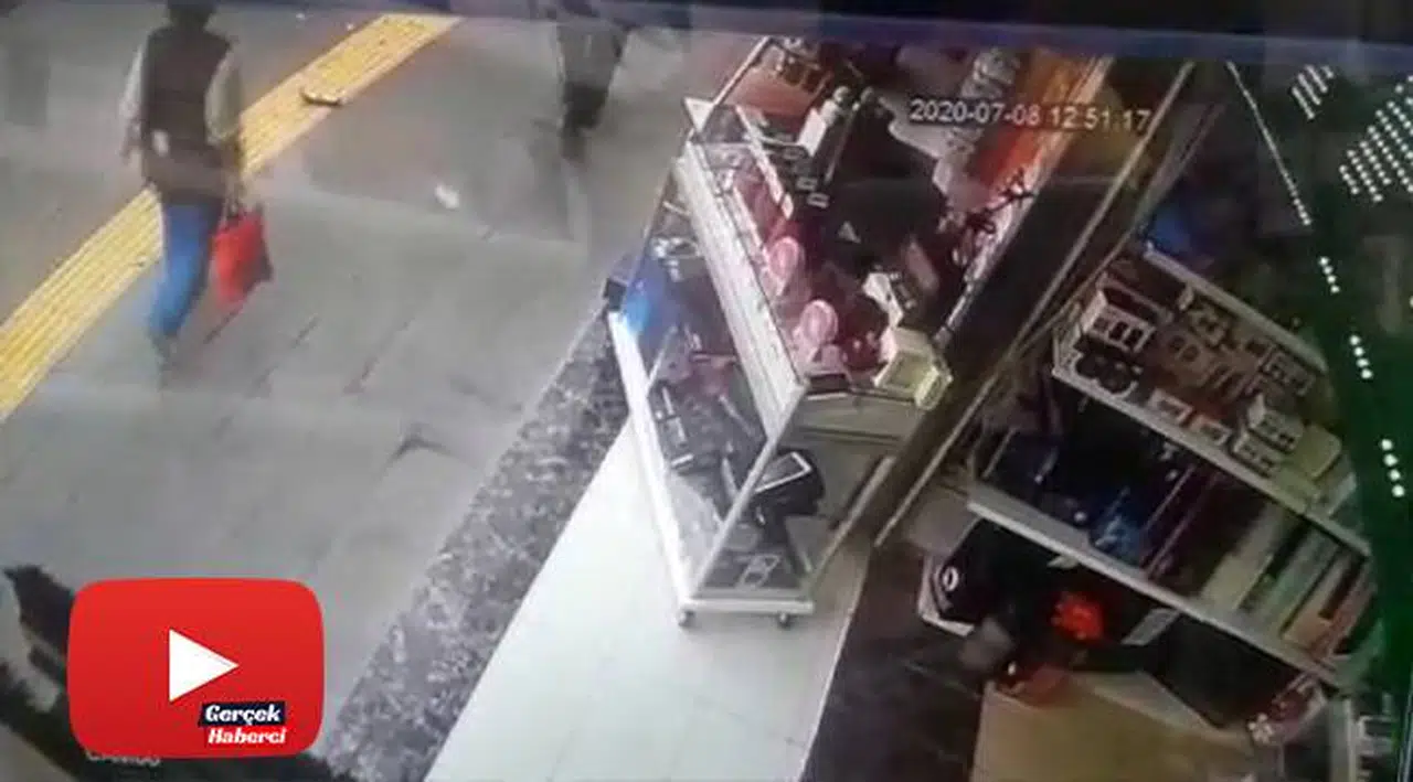 Yerde bulduğu içi para dolu cüzdanı kendi cüzdanıymış gibi çantasına attı
