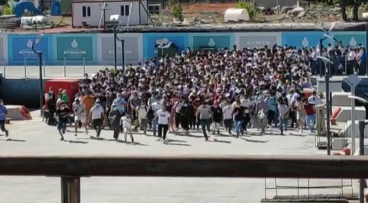 Ada vapurunda yer kapabilmek için üst üste çıktılar