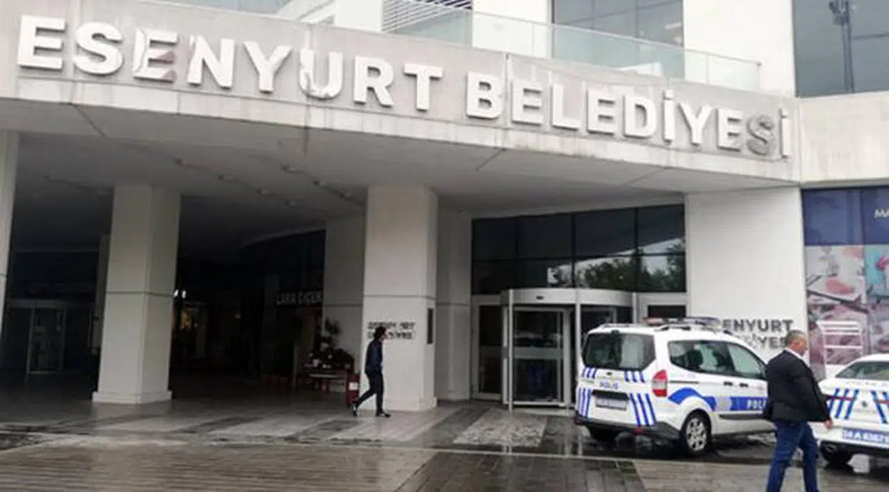 AK Parti’den CHP’ye geçen Esenyurt Belediyesi'nin eski borçları nedeniyle banka hesaplarına haciz kondu: Bazı işçiler bu ay maaş alamayabilir