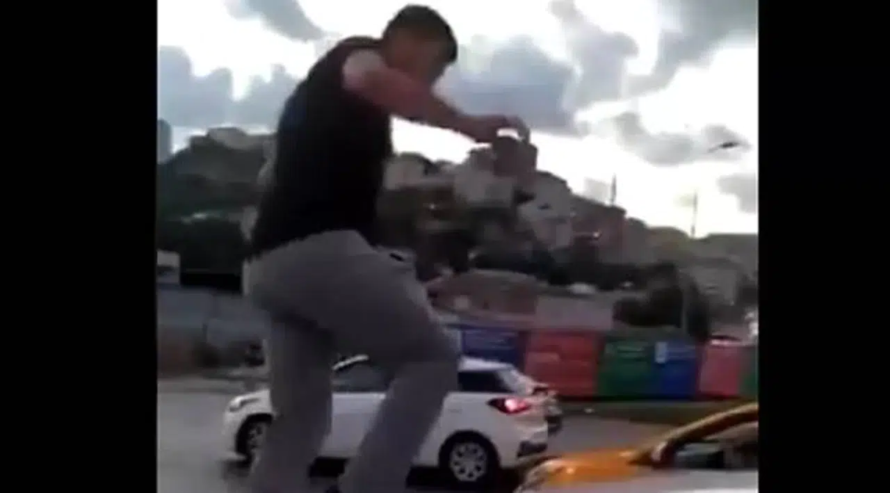 Alibeyköy'de trafikte kadına saldırı: Üzerine yürüdü, arabasının camını kırdı
