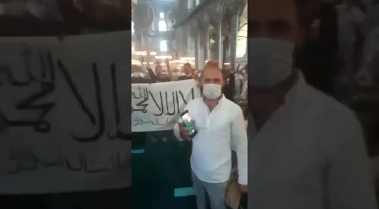Ayasofya'da Taliban'ın kullandığı Tevhid bayrağı açarak tekbir getirdiler