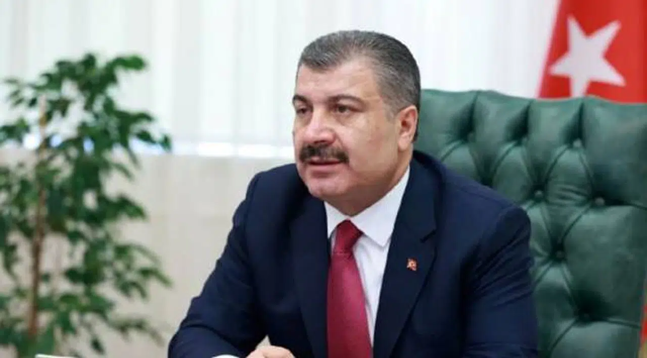 Bakan Koca, Covid-19 hastasının akciğer görüntüsünü paylaştı: Nefes almak güçleşir, riske karşı tedbir alın