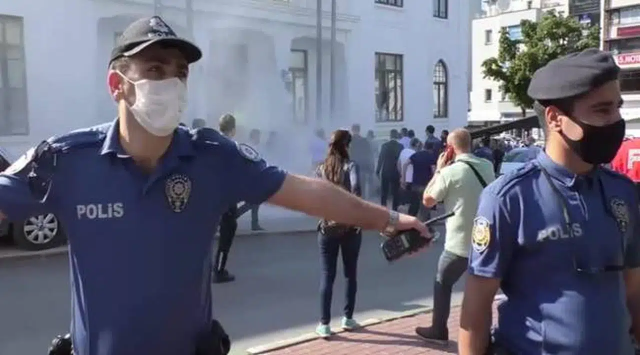 Bursa’da bir esnaf valilik önünde kendini ateşe verdi!