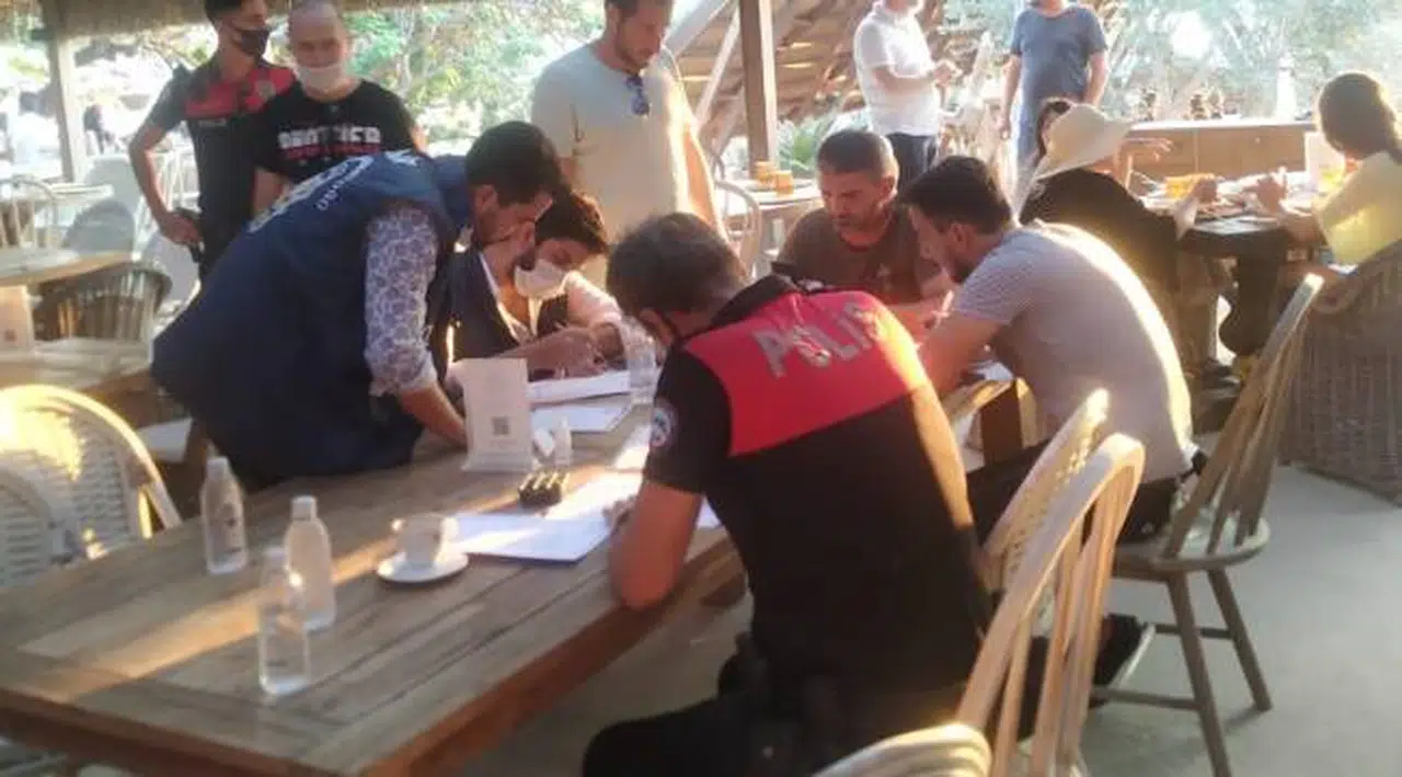 Çeşme'de yapılan maske ve sosyal mesafe denetimlerinde ceza yağdı