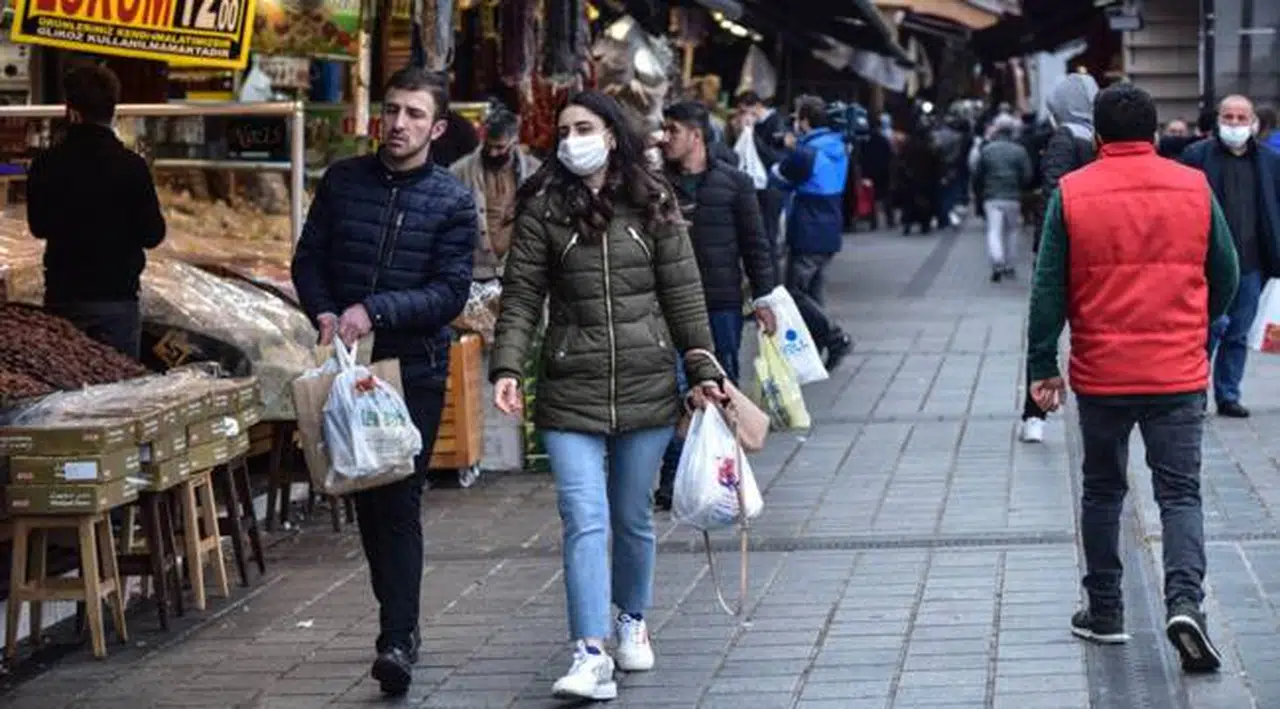 Dolardaki yükseliş zam beklentisi yaratınca mağazalar doldu; satışlar yüzde 20-30 arttı