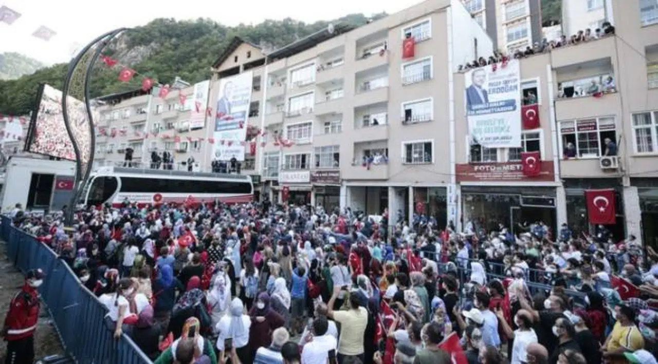 Erdoğan Giresun'da miting yaptı, sosyal mesafe hiçe sayıldı!