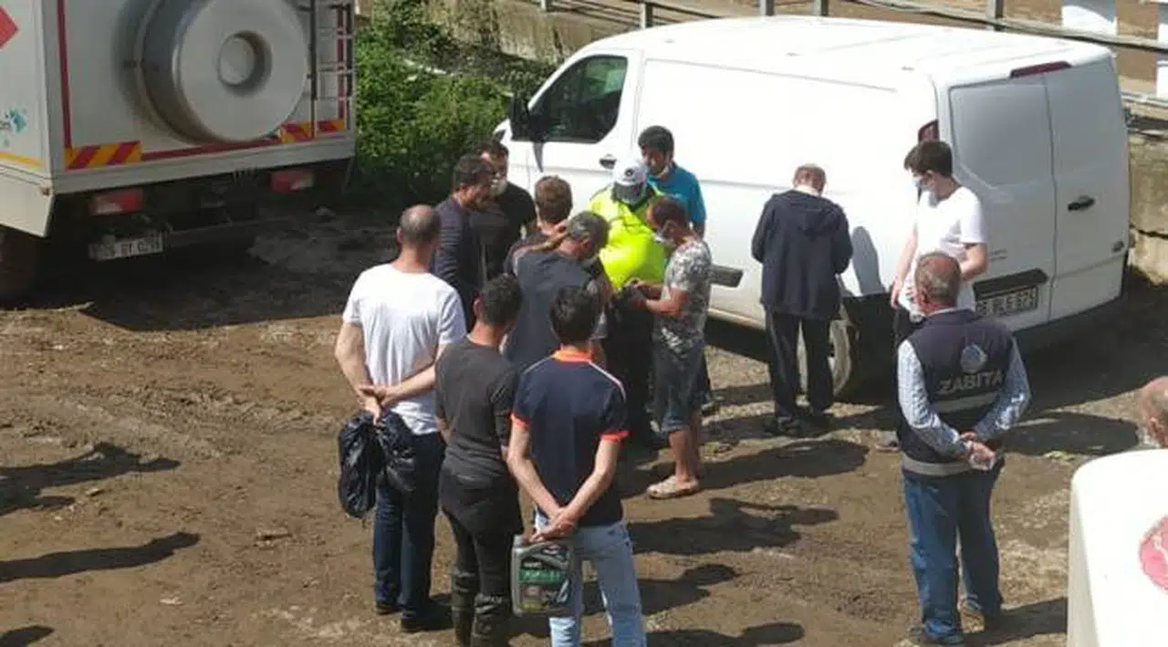 Giresun'da sel sonrası fındık çuvalını götürmeye çalışan şüpheliler yakalandı