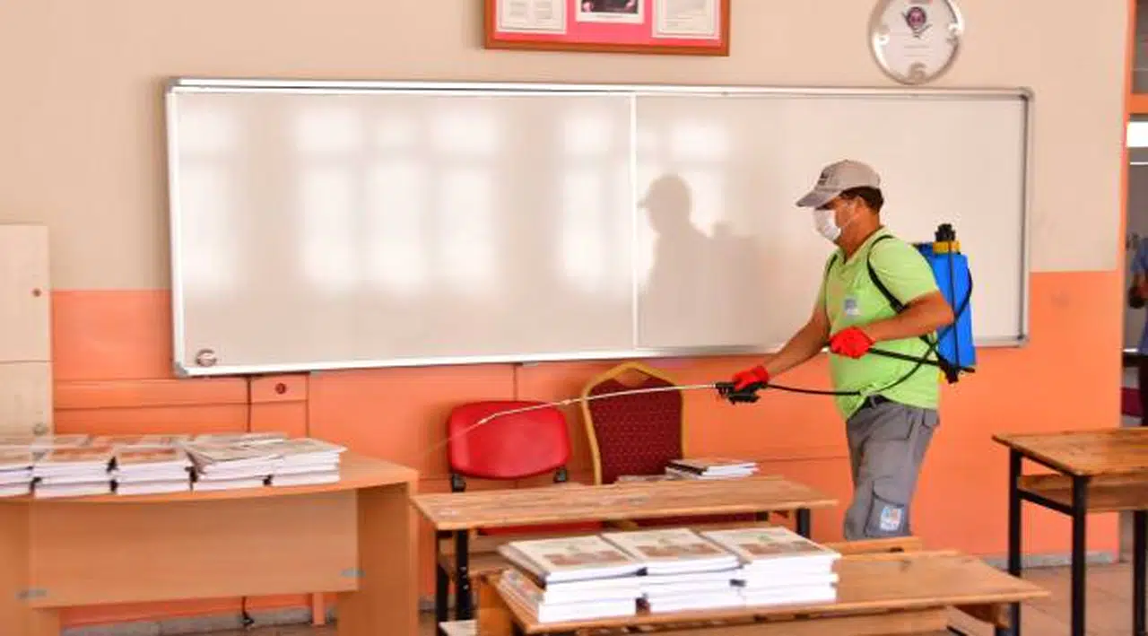 Narlıdere’nin okulları dezenfekte ediliyor