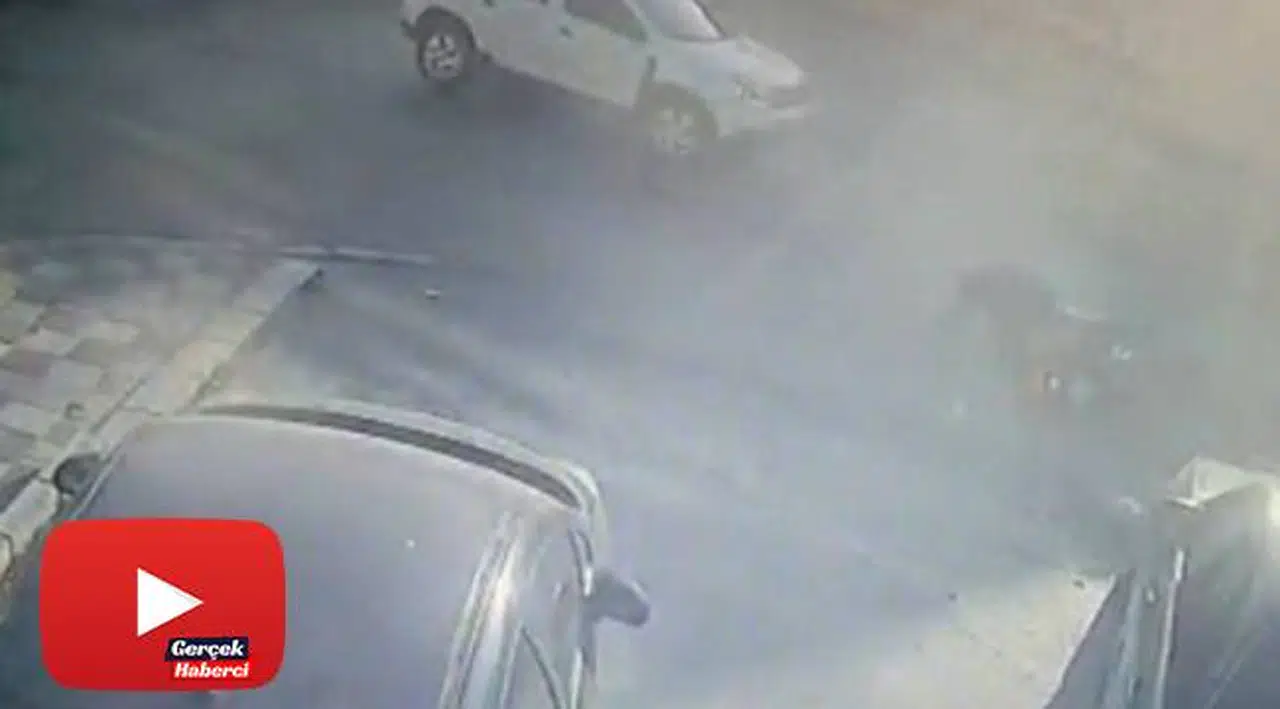 Otomobilin çarptığı motosiklet sürücüsü böyle savruldu