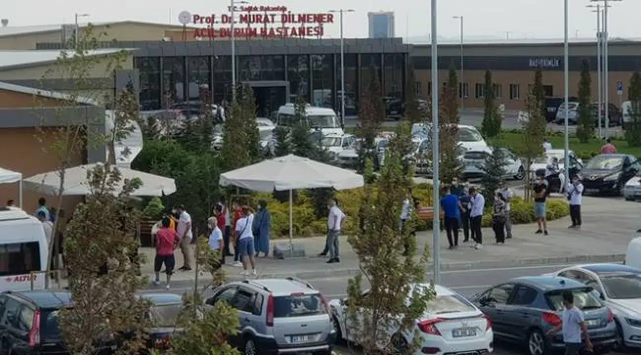 Pandemi hastanesinin önünde Kovid-19 test kuyruğu