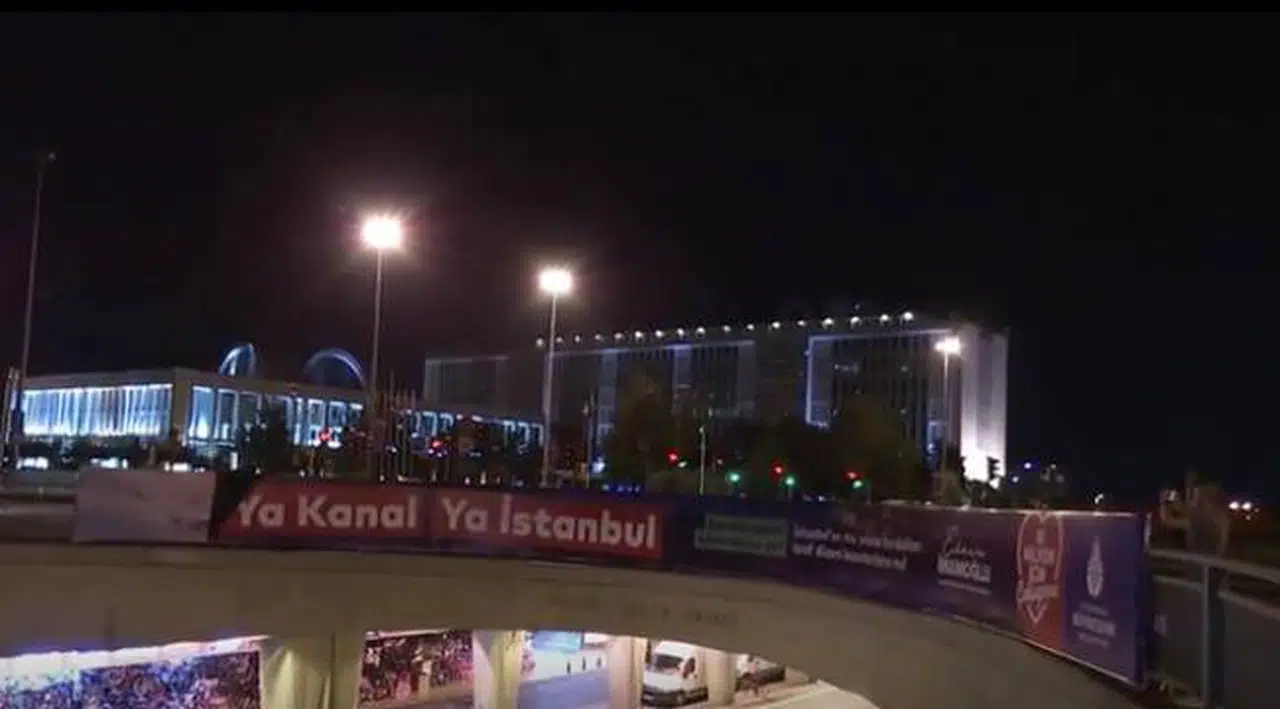 Polisler gece yarısı İBB'nin Kanal İstanbul afişlerini söktü