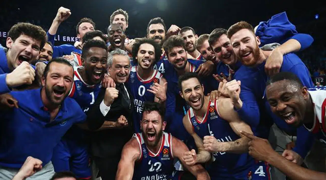 Anadolu Efes'te bir basketbolcunun Koronavirüs testi pozitif çıktı