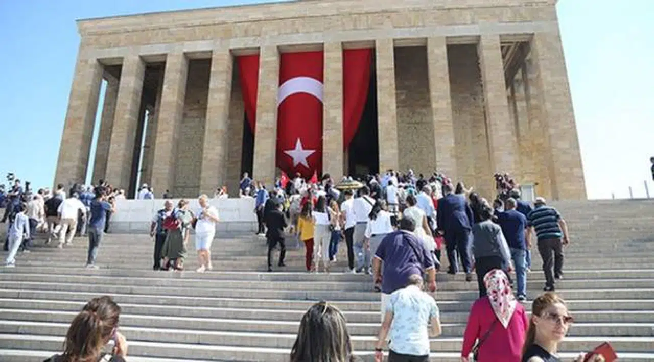 Atatürk’ün posterlerini içeri almayan Anıtkabir görevlileri hakkında suç duyurusu