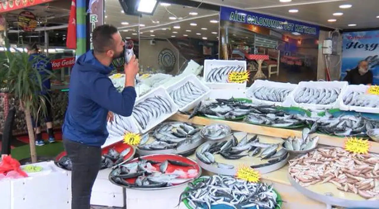 Karadeniz'de balık tezgahlarda, hamsi bekleniyor