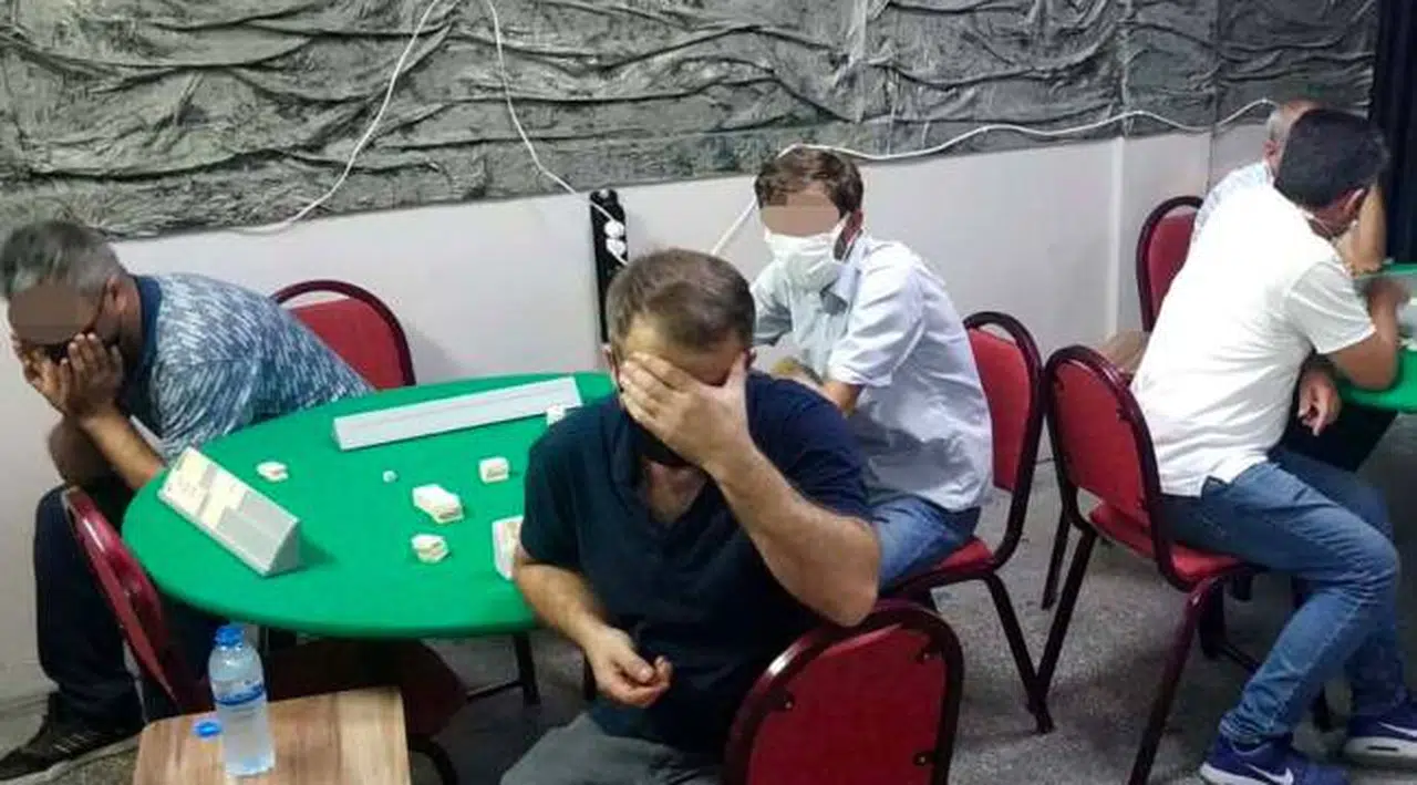 Karantinada olması gereken kişi okey oynarken yakalandı: 28 kişiye 88 bin lira ceza kesildi