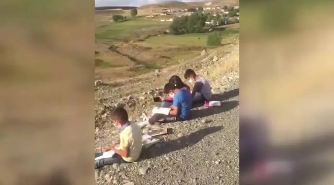 KARS'IN KÜMBET KÖYÜNDE ÖĞRENCİLER İNTERNETE ERİŞEBİLMEK İÇİN HER GÜN KÖYDEKİ TEPEYE ÇIKMAK ZORUNDA KALIYOR
