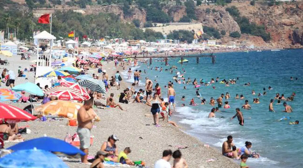 Konyaaltı sahilinde tehlikeli yoğunluk