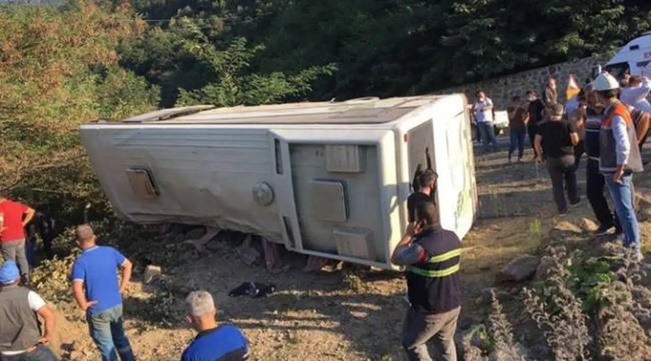 Maden işçilerini taşıyan otobüs devrildi: 1 ölü, 16 yaralı