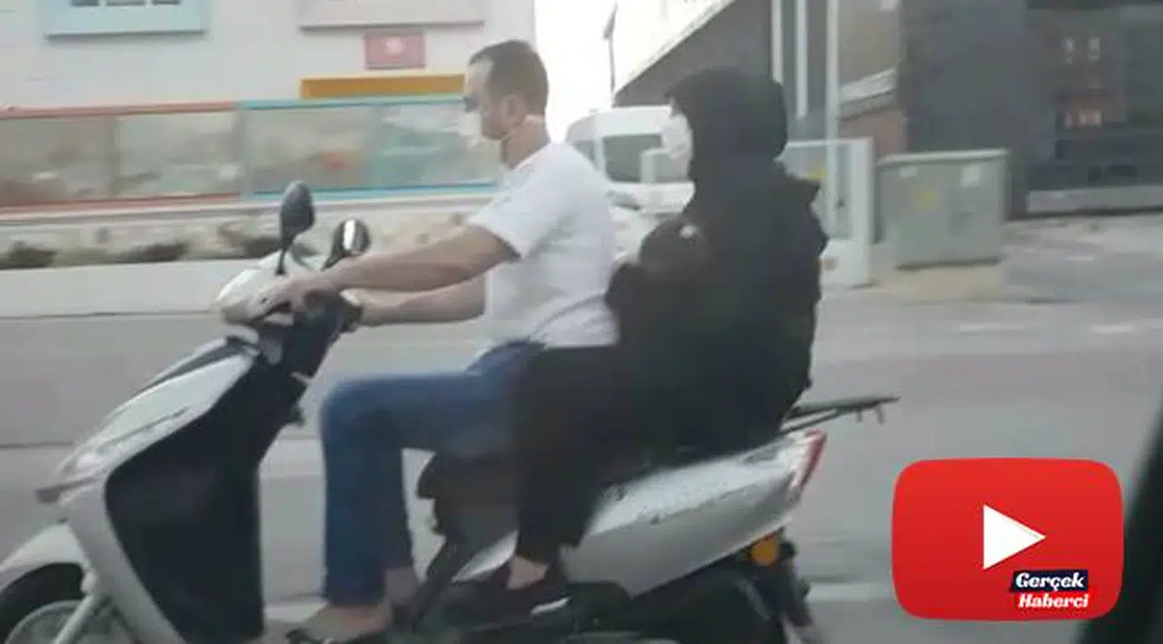 Motosiklet üzerinde bebekli çiftin tehlikeli yolculuğu