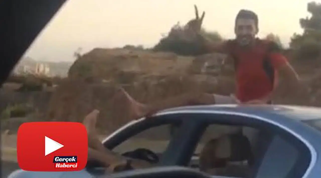 Seyir halindeki otomobilde 'pes' dedirten görüntüler