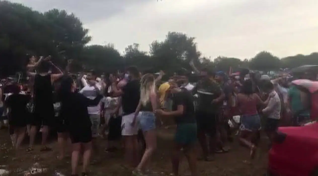 Şile'de koronavirüs tedbirlerini hiçe saydılar: 2 bin kişilik festivalde el ele halay çekip göbek attılar