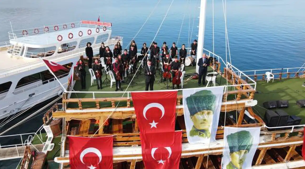 AYVALIK, CUMHURİYET BAYRAMI İÇİN SÜSLENDİ