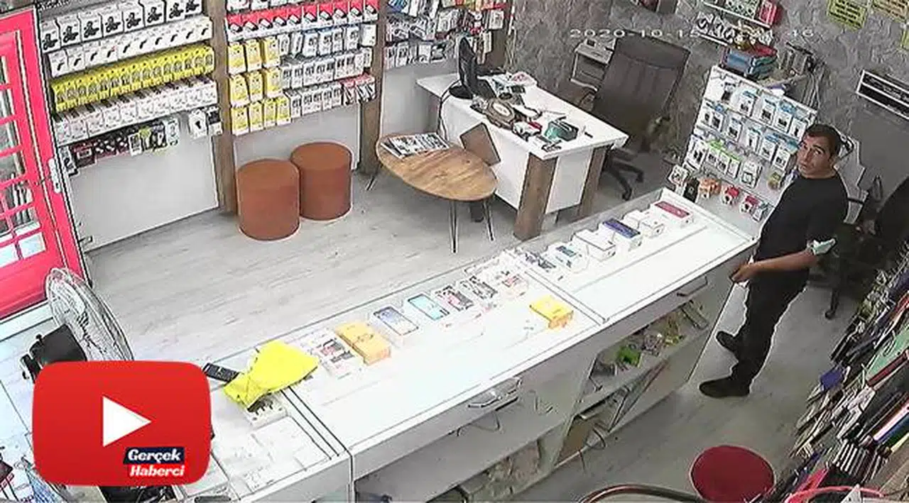 Çırağa tezgah kurup sıfır telefon çaldı, geriye dönüp dağıttığı reyonu topladı