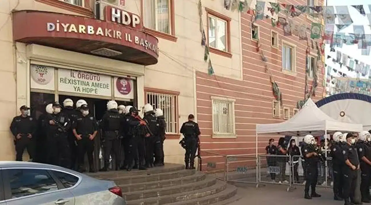 Diyarbakır'da HDP il ve ilçe binasında arama: Gözaltılar var