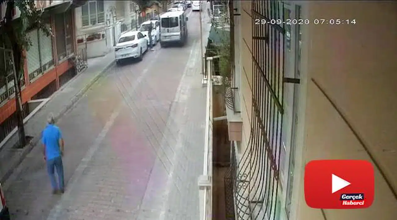 Dükkana giren hırsızları film izler gibi izledi