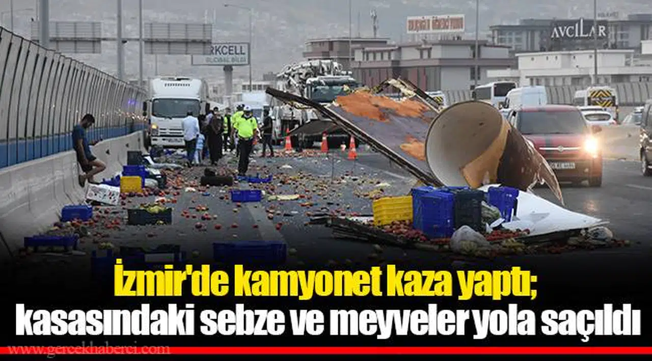 İzmir'de kamyonet kaza yaptı; kasasındaki sebze ve meyveler yola saçıldı