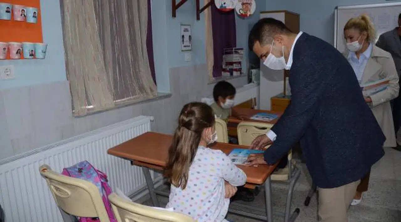 KUŞADALI MİNİK ÖĞRENCİLER HEM OKUYACAK HEM HAYVAN SEVGİSİ KAZANACAK