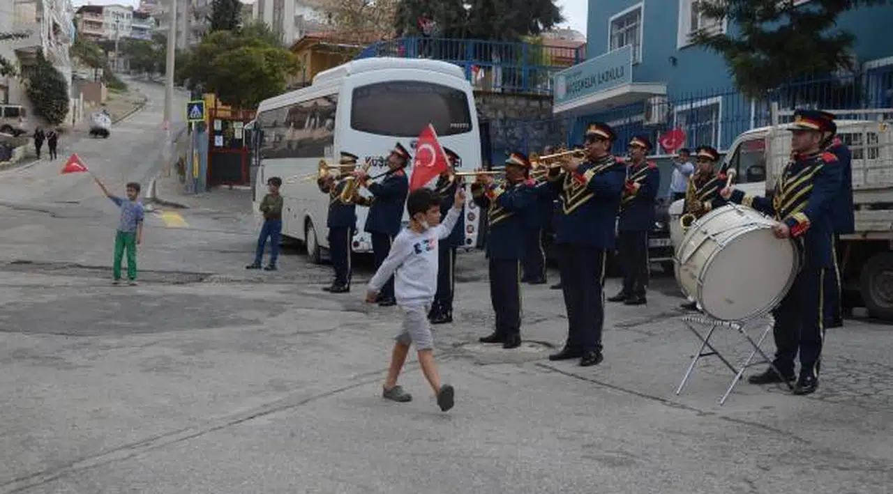 PANDEMİ VE SAĞANAK YAĞMUR CUMHURİYET COŞKUSUNA ENGEL OLMADI
