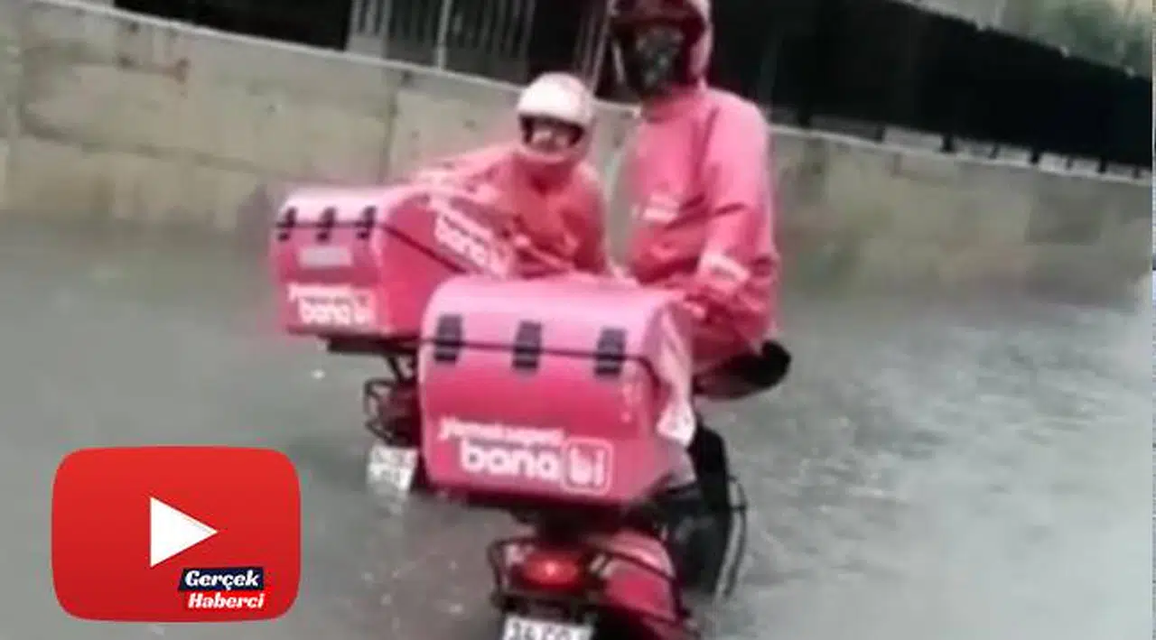 Yoğun yağış sonrası sipariş götüren motosikletli kuryeler mahsur kaldı