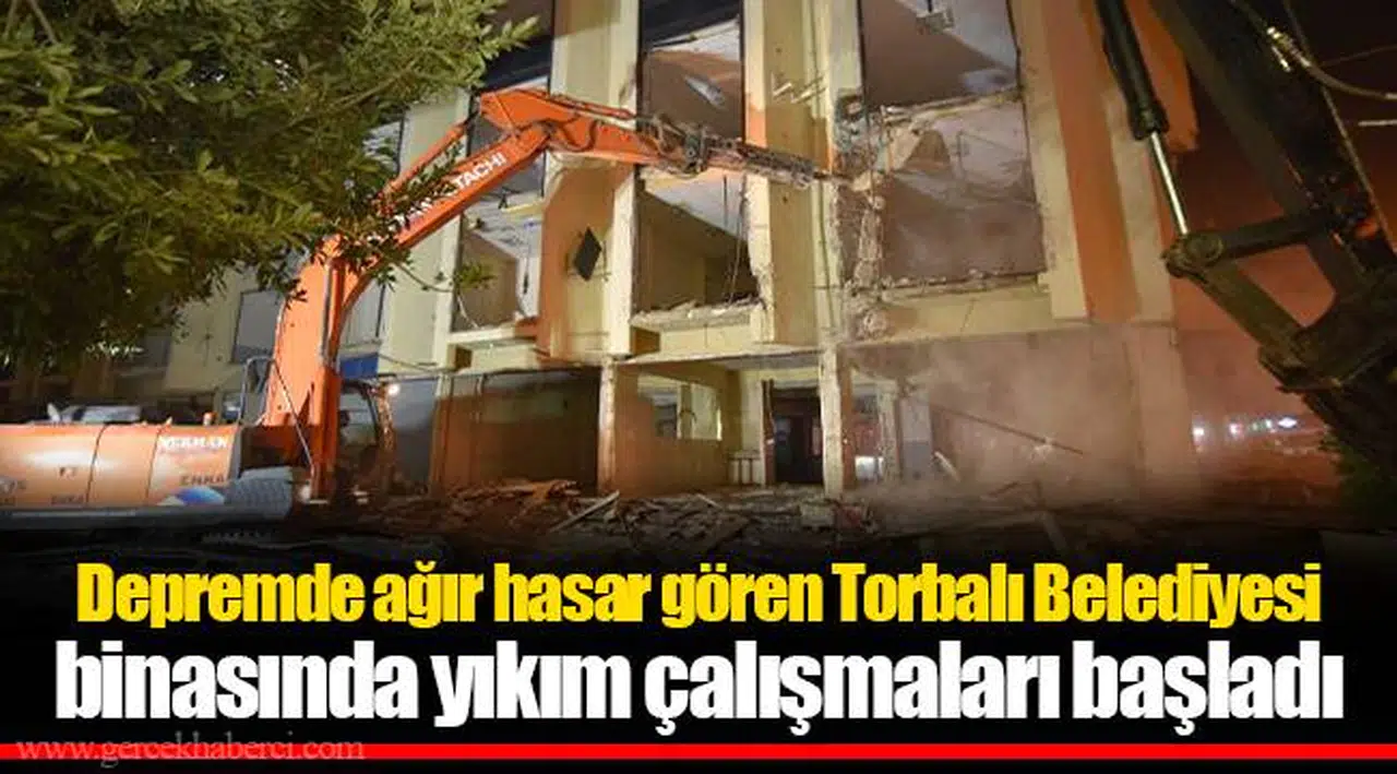 Depremde ağır hasar gören Torbalı Belediyesi binasında yıkım çalışmaları başladı