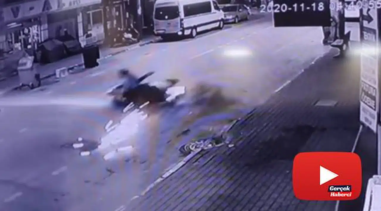 Kontrolden çıkan motosiklet savruldu...İki kişi ölümden böyle döndü