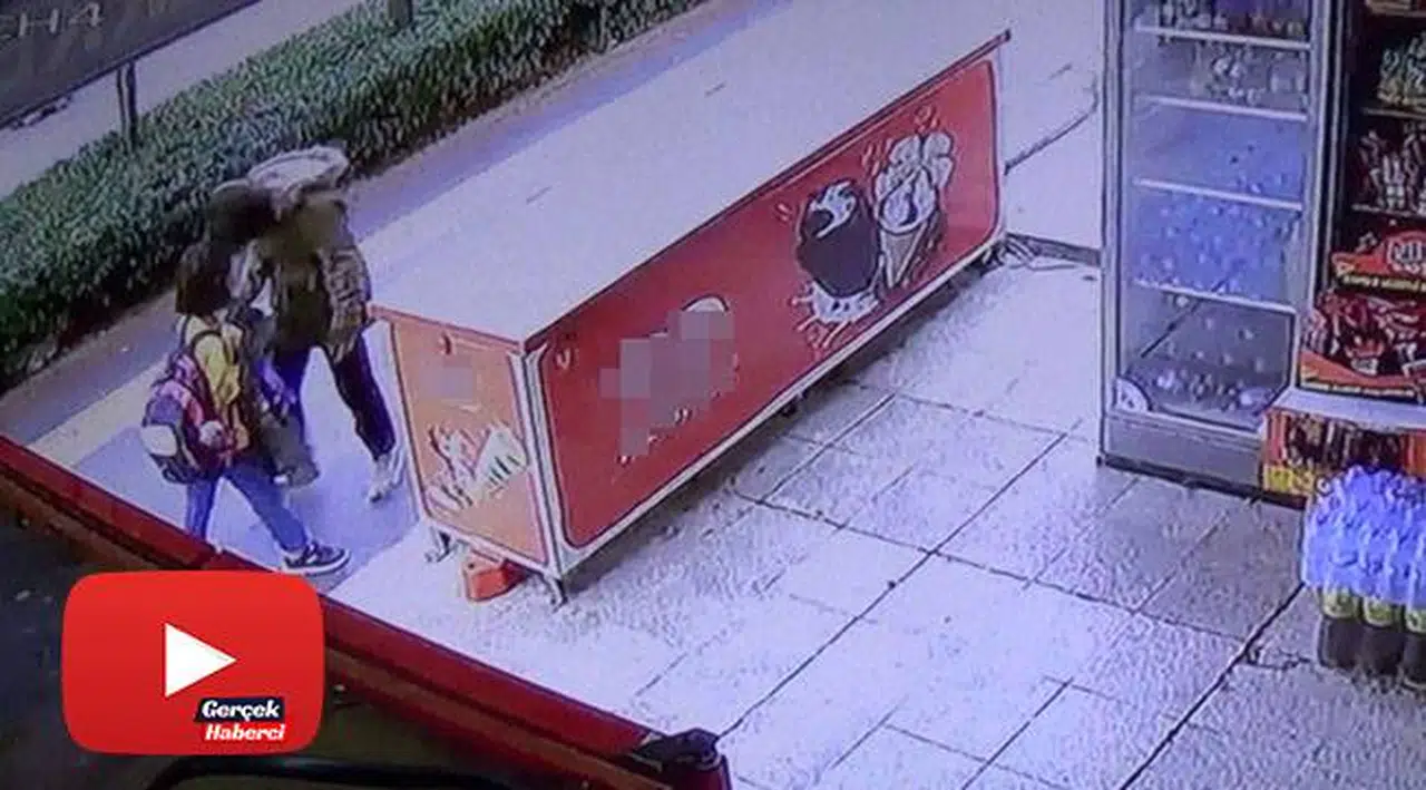 Maskesiz genç öğrencinin yüzüne hapşırdı, hiçbir şey olmamış gibi yoluna devam etti