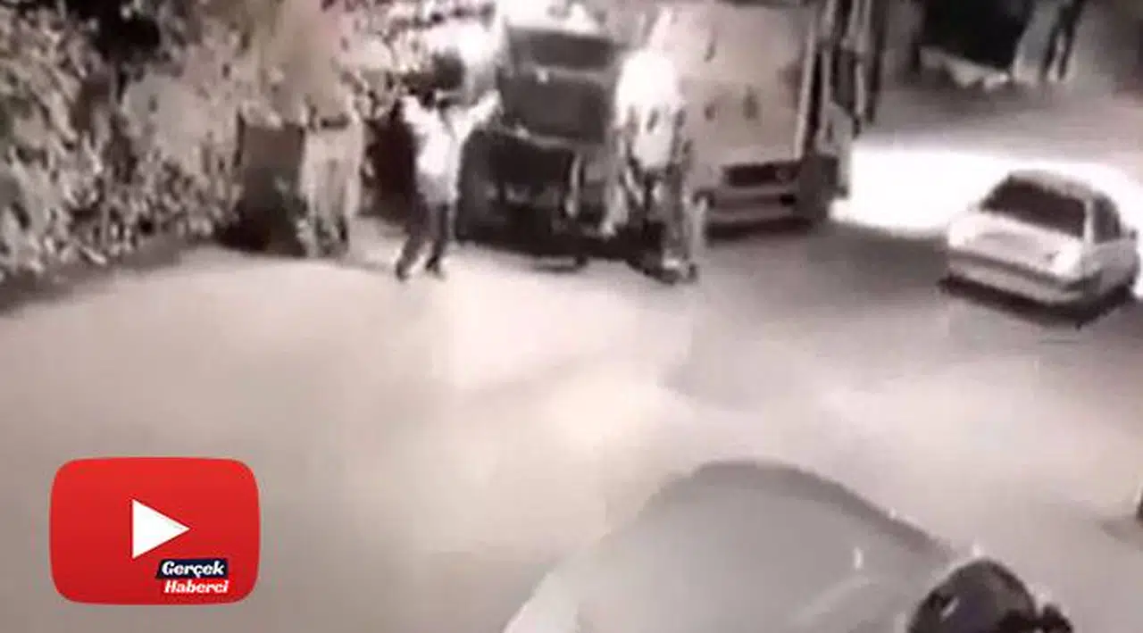 Müziği duyan temizlik işçileri ritme kendilerini kaptırdı
